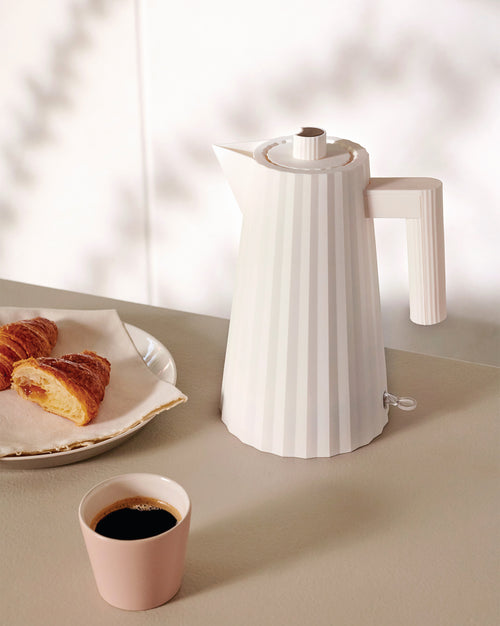 Plissé grey, cl 170 || 1.80 oz Electric kettle. British plug Alessi 10