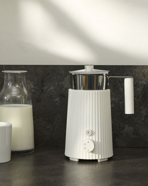 Plissé black Multi-function milk frother Alessi 1