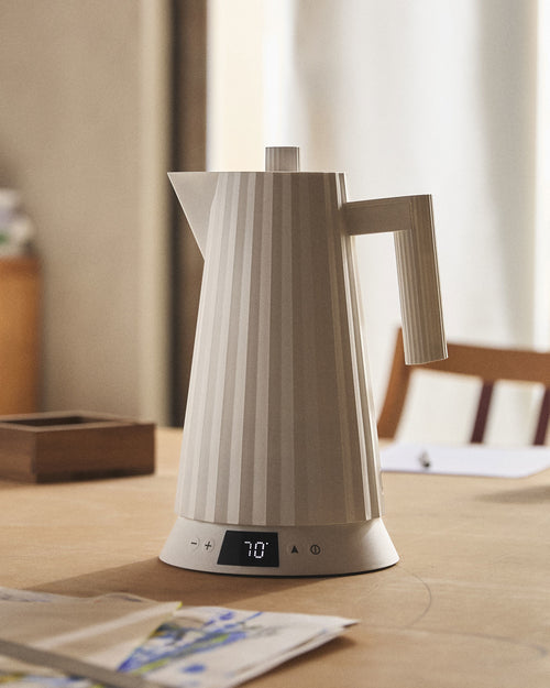 Plissé white Electric kettle. European plug Alessi 1