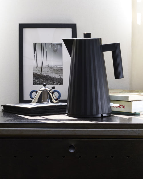 Plissé white, cl 170 || 1.80 oz Electric kettle. European plug Alessi 2