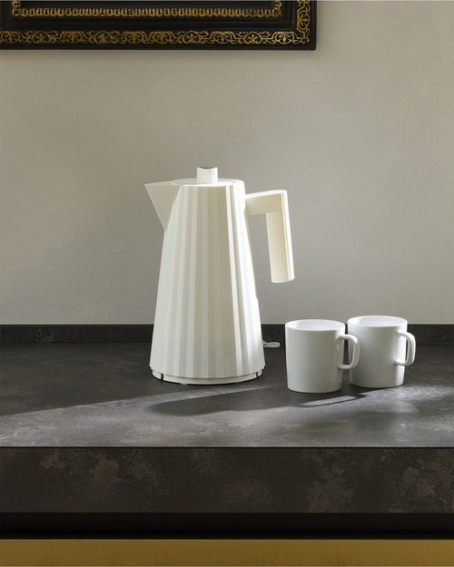 Plissé white, cl 170 || 1.80 oz Electric kettle. European plug Alessi 1