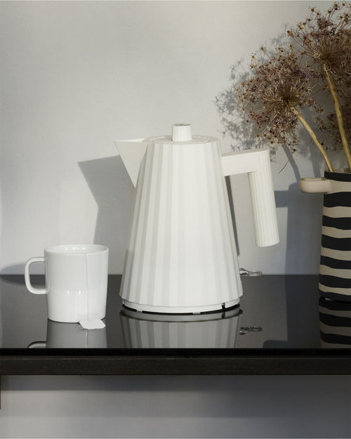 Plissé white, cl 170 || 1.80 oz Electric kettle. European plug Alessi 3